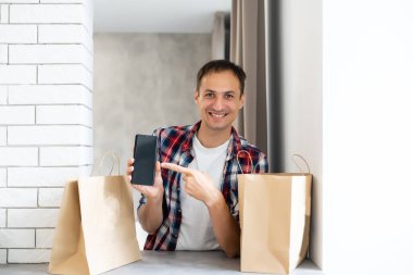 dağıtım, posta ve insan konsepti - tek kullanımlık kağıt torba içinde müşteriye yemek getiren mutlu bir adam