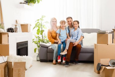 Kutularla eve taşınan mutlu aile