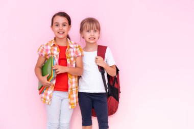 İki liseli kız eğleniyor. Arkadaşız. Duygular