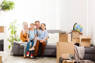 Kutularla eve taşınan mutlu aile