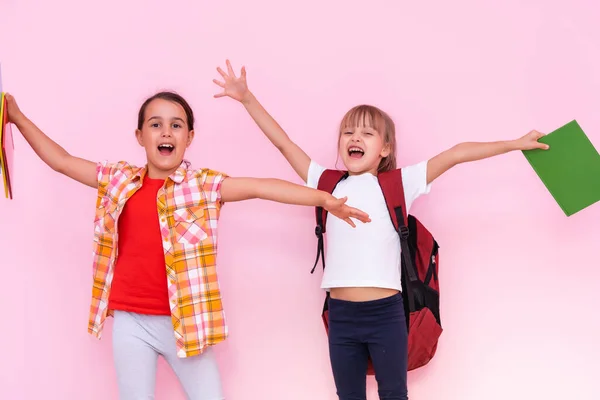 Boldog kislányok osztálytársakkal szórakozás az iskolában — Stock Fotó