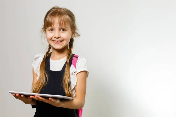 Lilla lustiga flicka i skjorta. Isolerad på vit bakgrund. En liten flicka i skolan. Flickan med läroböcker. Flickstudier. — Stockfoto