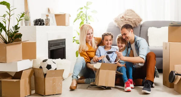 Family moving into their new home — Stock Photo, Image
