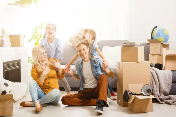 Familjen flyttar in i sitt nya hem — Stockfoto