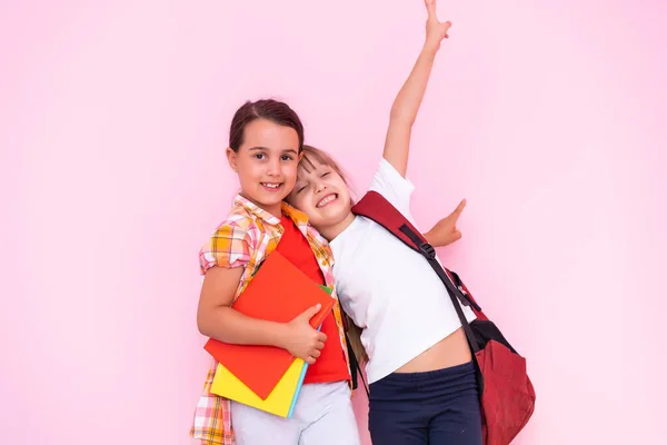 Twee kleine schoolmeisjes die plezier hebben. Vrienden. Emoties — Stockfoto