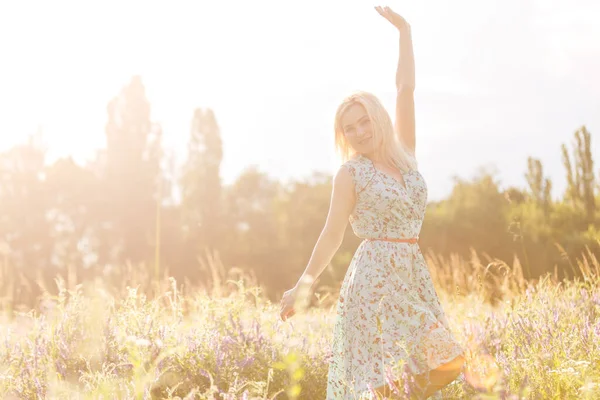 Njutning. Fri lycklig kvinna njuter av naturen. Skönhetstjej utomhus. Frihetsbegreppet — Stockfoto