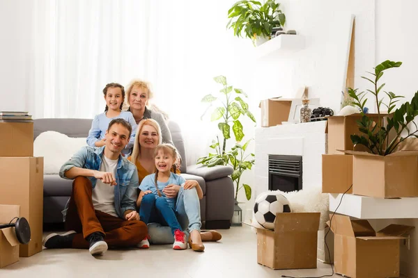 Retrato de agradable atractivo encantador alegre alegre gran familia sentada mamá papá hacer techo nuevo apartamento mover —  Fotos de Stock