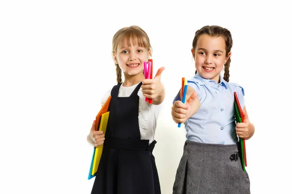 Zwei kleine Schülerinnen. Bildung, Mode, Freundschaftskonzept. — Stockfoto