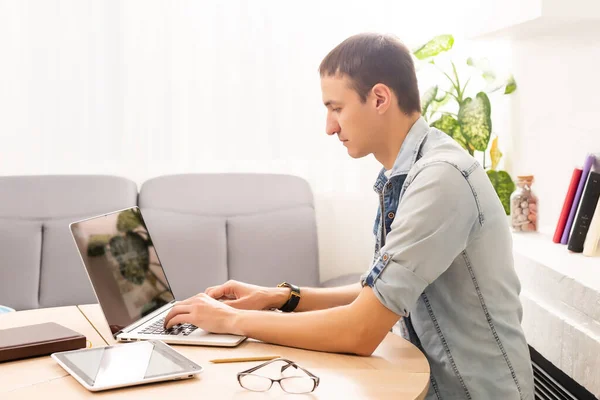 Hombre usando el ordenador portátil en el escritorio en casa —  Fotos de Stock