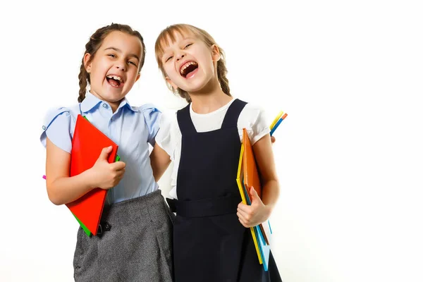 Twee kleine schoolmeisjes. Onderwijs, mode, vriendschapsconcept. — Stockfoto
