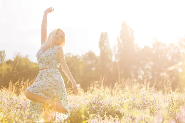 Menina bonita em um campo de verão — Fotografia de Stock