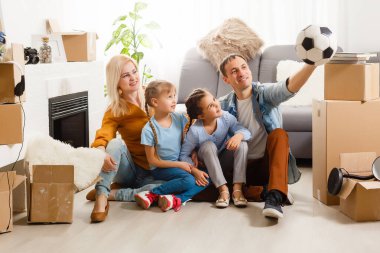 Kutularla eve taşınan mutlu aile
