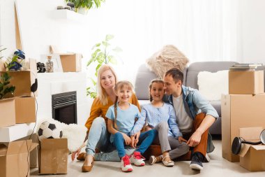 Aile yeni evlerine taşınıyor.