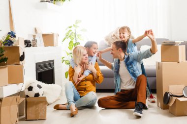 Kutularla eve taşınan mutlu aile