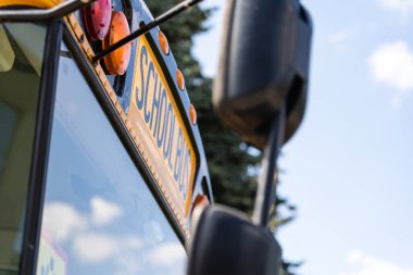 Okul servisi harfleri, okul otobüsü tabelası..