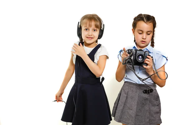 Dos colegialas. Educación, moda, concepto de amistad. — Foto de Stock