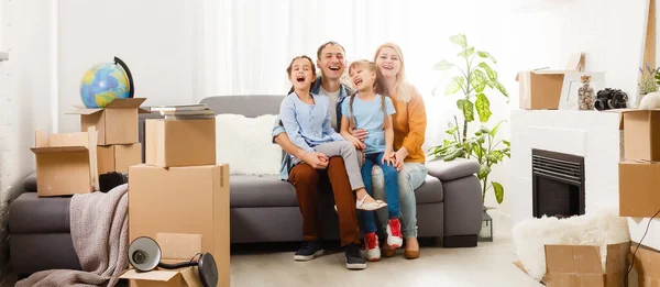 Familie verhuizen naar hun nieuwe huis — Stockfoto
