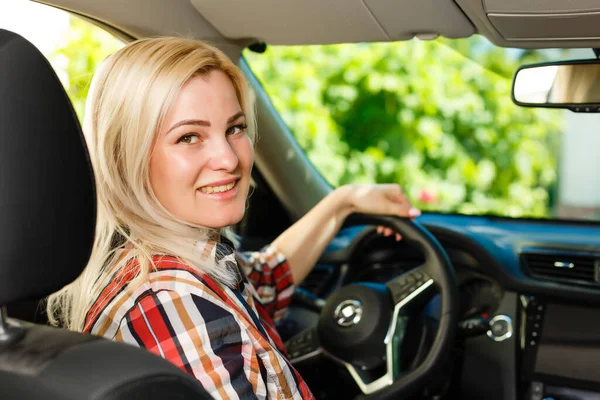 Confiado y hermoso. atractiva mujer joven en ropa casual conducir un coche —  Fotos de Stock