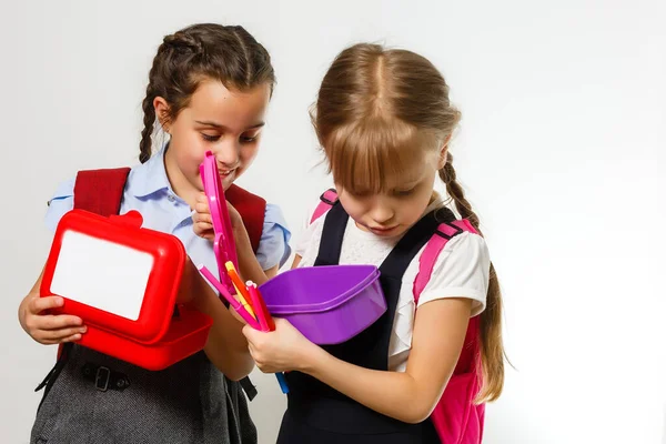 Två små skolflickor. Utbildning, mode, vänskap. — Stockfoto