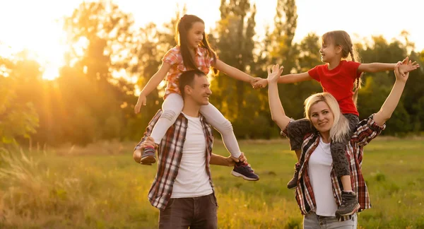 Щаслива сім'я: мати батька і дочка на природі на заході сонця — стокове фото