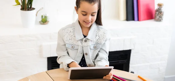 Eğitim, ilkokul, öğrenme, teknoloji ve insanlar konsepti - tablet bilgisayarlı küçük kız — Stok fotoğraf