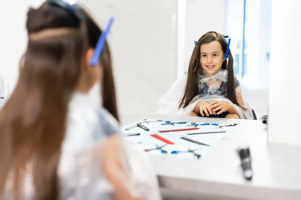 Muito jovem meninas cabelo sendo arranjado no cabeleireiro — Fotografia de Stock