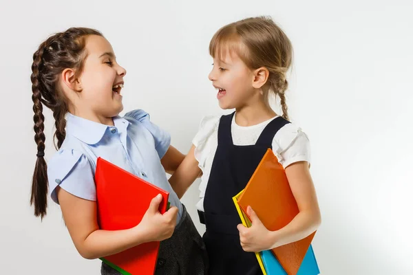 Portrét dvou lidí pěkný roztomilý půvabný snivý atraktivní veselý pre-teen dívky sourozenci ukazující stranou reklamní propagace kopírovat prostor izolované pozadí — Stock fotografie