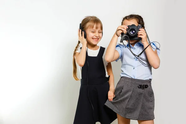 Dvě malé školačky o přestávce. Děti si užívají tuto přestávku. Smějí se.. — Stock fotografie