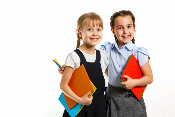 Twee kleine schoolmeisjes. Onderwijs, mode, vriendschapsconcept. — Stockfoto