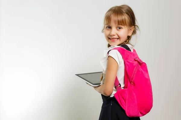 Lilla lustiga flicka i skjorta. Isolerad på vit bakgrund. En liten flicka i skolan. Flickan med läroböcker. Flickstudier. — Stockfoto