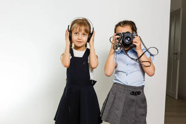 Profil boční pohled fotografie dvou malých dívek vyprávět si neuvěřitelné příběhy pro přestávku na bílém pozadí — Stock fotografie