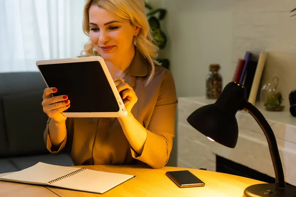 Sorrindo jovem mulher usando um tablet digital mãos de perto — Fotografia de Stock
