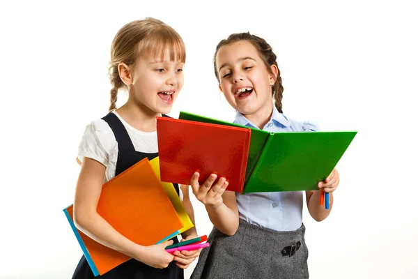 Duas colegiais. Educação, moda, conceito de amizade. — Fotografia de Stock