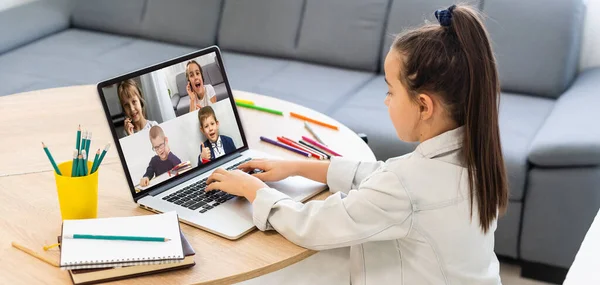Menina olhando para laptop com videoconferência crianças colegas de classe em pé na mesa — Fotografia de Stock