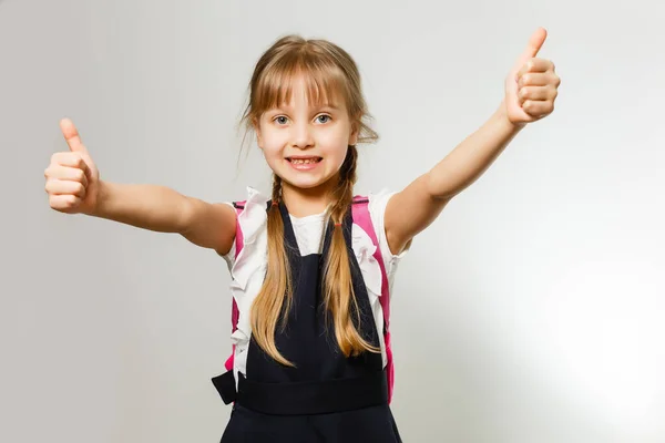 Piccola bionda scuola ragazza con zaino borsa ritratto isolato su sfondo bianco — Foto Stock