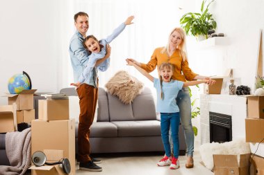 Kutularla eve taşınan mutlu aile
