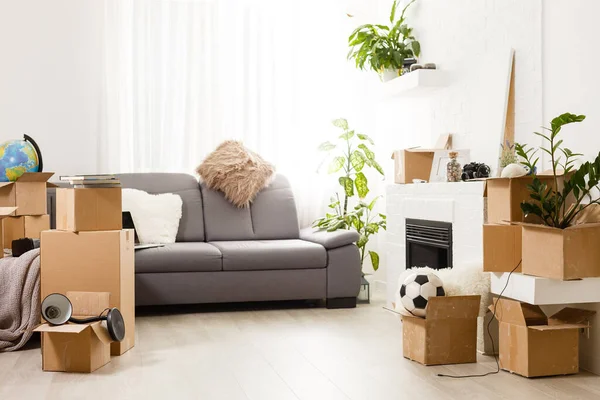 Καινούργια ιδέα για σπίτι. Κουτιά σε άδειο δωμάτιο. — Φωτογραφία Αρχείου