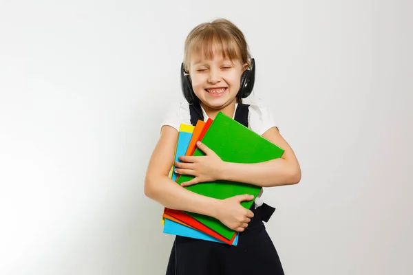 Kis szőke iskolás lány hátizsák táska portré elszigetelt fehér háttér — Stock Fotó