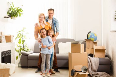 Kutularla eve taşınan mutlu aile