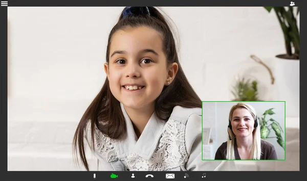 Vue d'écran portrait Headshot de petite fille préscolaire assis sur le canapé parler sur appel vidéo avec les parents, sourire petit enfant rire parler utilisation en ligne Webcam conférence conversation sur gadget — Photo