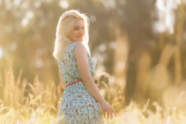 Keyif. Doğanın tadını çıkaran özgür mutlu kadın. Beauty Girl Outdoor. Özgürlük kavramı