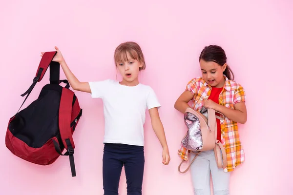 Glada små flickor med klasskamrater som har roligt på skolan — Stockfoto