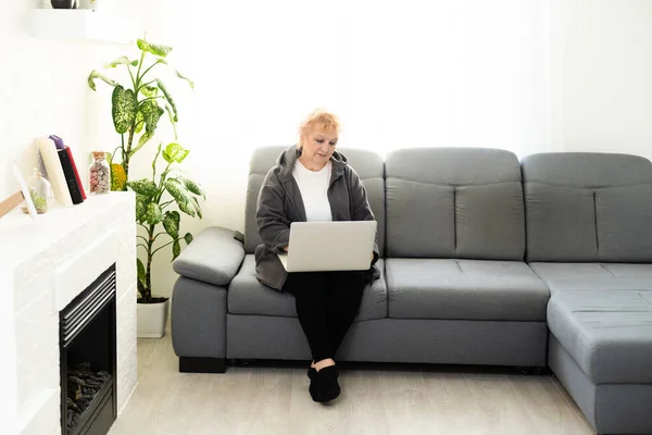 Die ältere Frau schreibt am Computer — Stockfoto