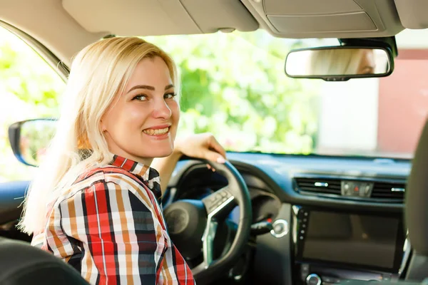 Mujer joven conduciendo su coche —  Fotos de Stock