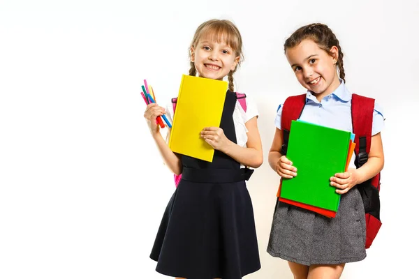 Duas colegiais. Educação, moda, conceito de amizade. — Fotografia de Stock