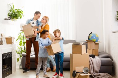 Kutularla eve taşınan mutlu aile