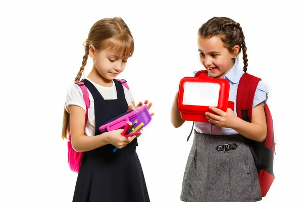 Dos colegialas. Educación, moda, concepto de amistad. —  Fotos de Stock