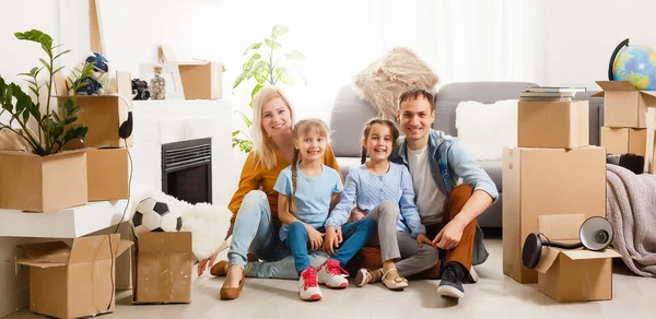 Glückliche Familie zieht mit Kartons nach Hause — Stockfoto