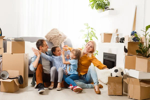 Familie verhuizen naar hun nieuwe huis — Stockfoto