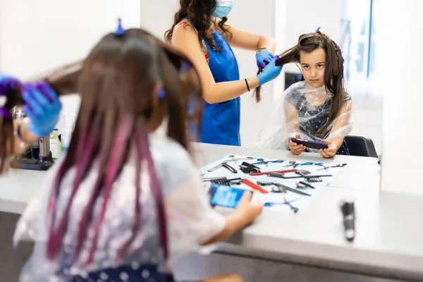 Menina pinta seu cabelo roxo em um salão de cabeleireiro — Fotografia de Stock